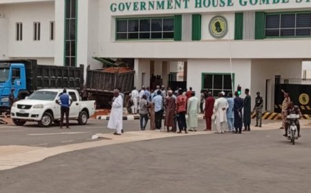 Motar Dakon Yashi Ta Kwace Ta Fasa Kofar Gidan Gwamnatin Gombe Mai Darajar Miliyoyin Naira