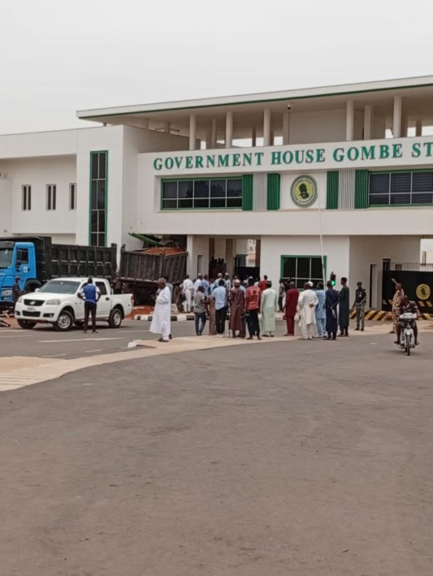 Motar Dakon Yashi Ta Kwace Ta Fasa Kofar Gidan Gwamnatin Gombe Mai Darajar Miliyoyin Naira