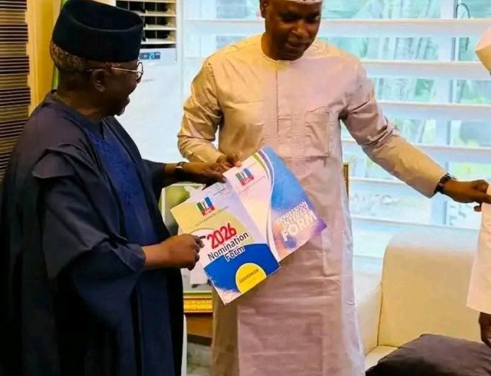 Tsohon IGP Adamu Ya Shiga Takarar Gwamna a Nasarawa, Ya Mika Fom ga Al-Makura