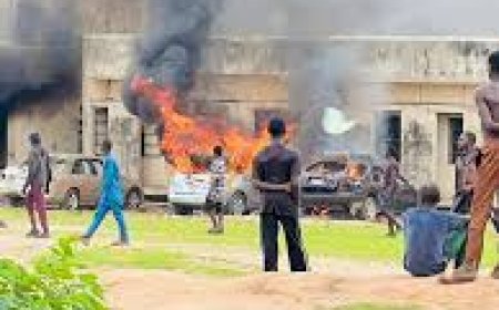 Fargaba Ta Mamaye Yashikira a Jihar Kwara Bayan Da Wasu Da Ake Zargin ‘Yan Bindiga Sun Kona Fadar Sarki, Sun Sace Iyalan Masarauta da Mazauna Garin