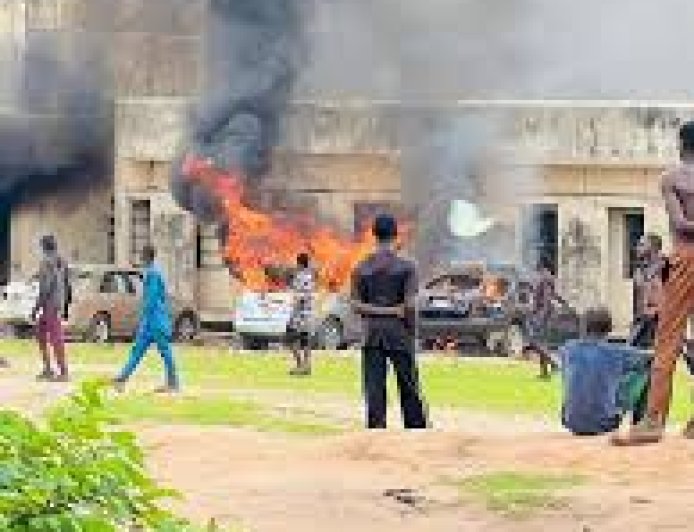 Fargaba Ta Mamaye Yashikira a Jihar Kwara Bayan Da Wasu Da Ake Zargin ‘Yan Bindiga Sun Kona Fadar Sarki, Sun Sace Iyalan Masarauta da Mazauna Garin