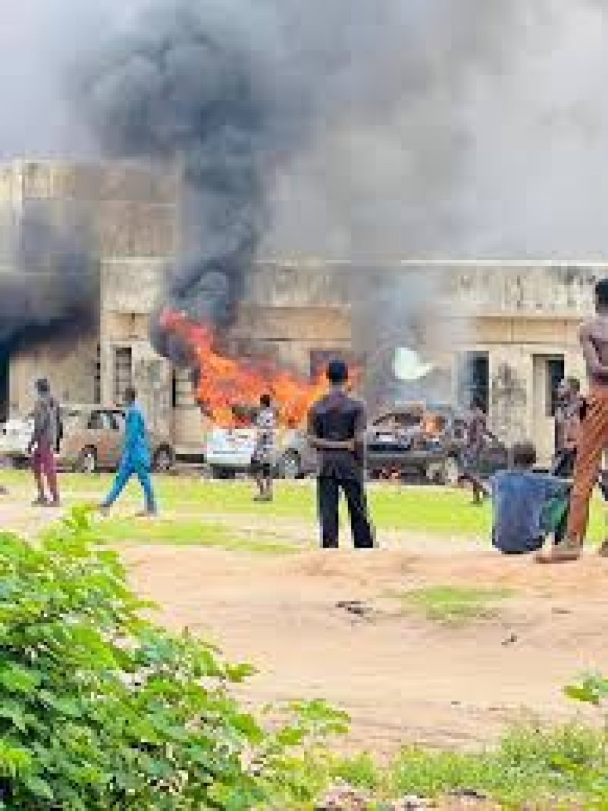 Fargaba Ta Mamaye Yashikira a Jihar Kwara Bayan Da Wasu Da Ake Zargin ‘Yan Bindiga Sun Kona Fadar Sarki, Sun Sace Iyalan Masarauta da Mazauna Garin
